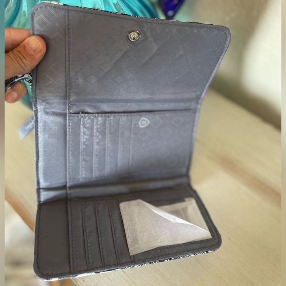 VERA BRADLEY SMART PHONE RFID WALLET WRISTLET NEW WITH TAGS IN GRAY AND WHITE - Picture 5 of 5